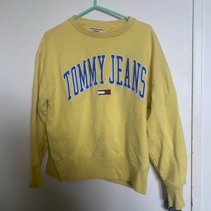 SUPER CUTE AND COMFY TOMMY SWEATSHIRT